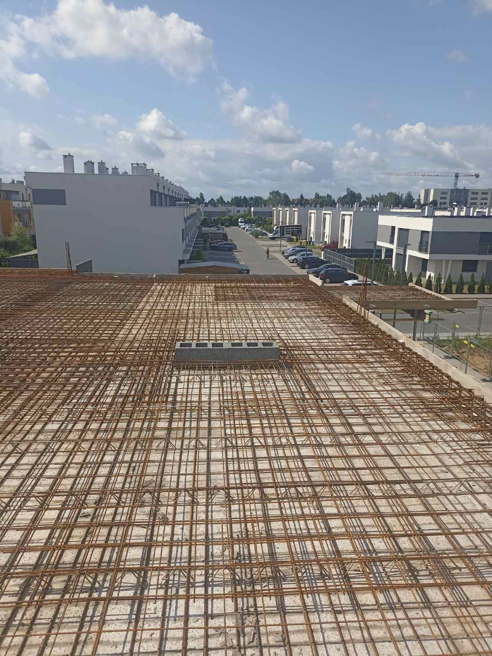 Zbrojenie stropu z prętów stalowych pod wylewkę betonową – Prace żelbetowe