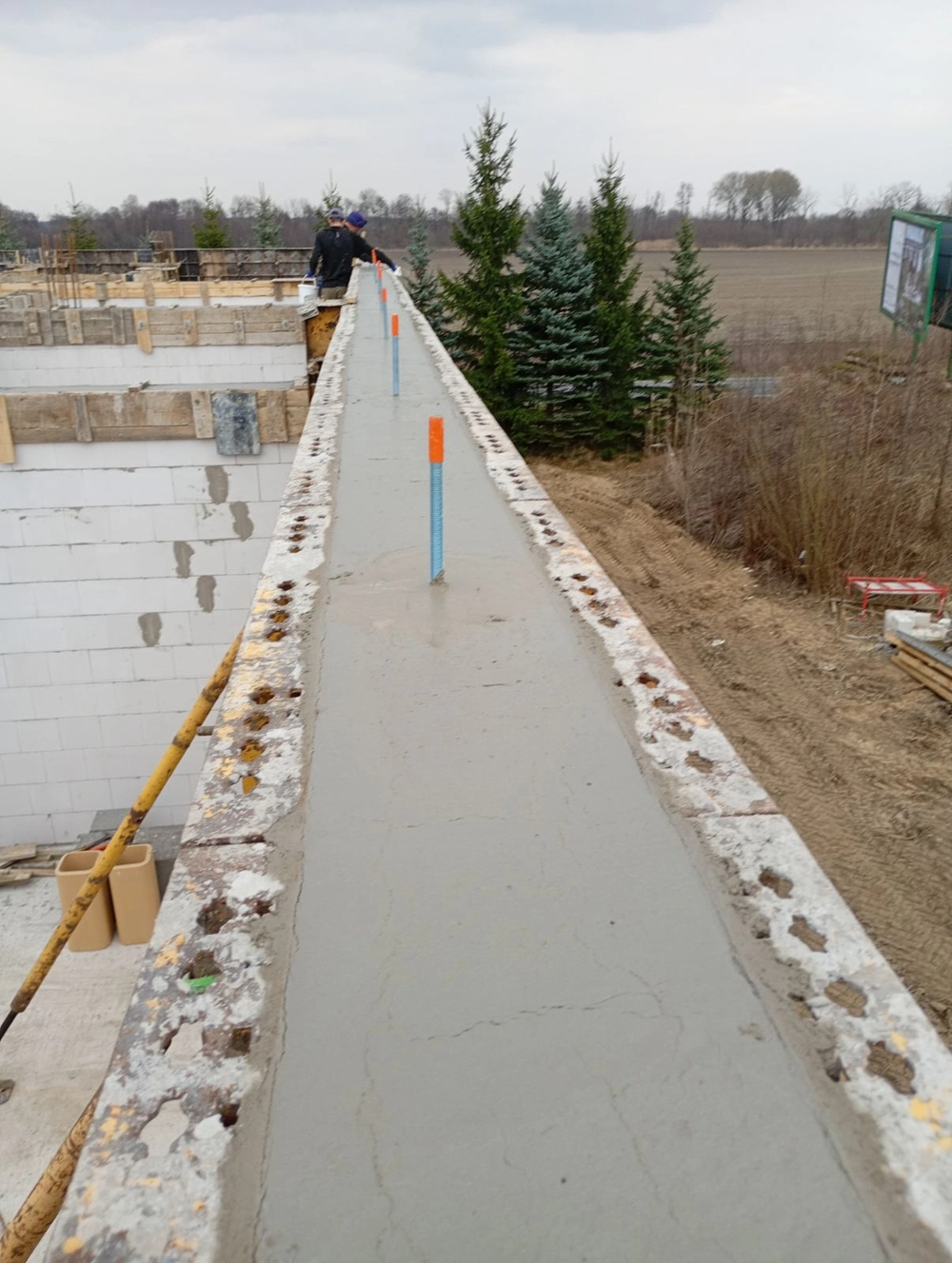 Monolityczny wieniec betonowy na ścianach nośnych, prace żelbetowe