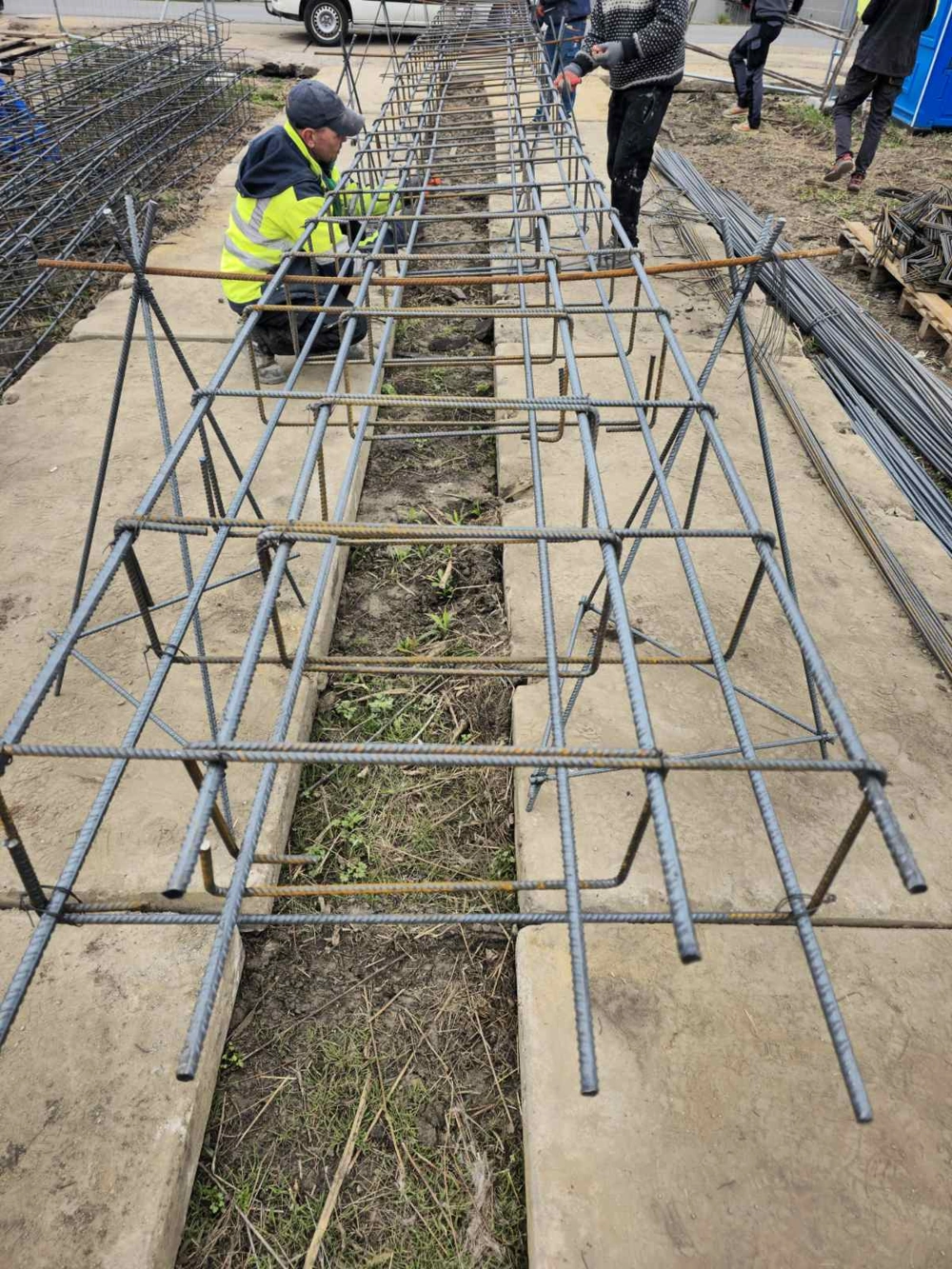 Ławy fundamentowe: zbrojenie z prętów stalowych przygotowane do betonowania
