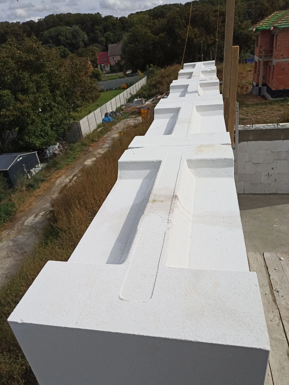 Widok z góry na ściany nośne z bloczków gazobetonowych