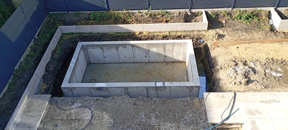 Fundamenty budynku – betonowe ściany fundamentowe w wykopie gotowe do dalszych prac