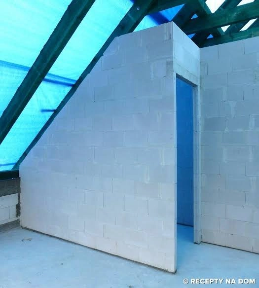 Poddasze w stanie surowym z nową ścianą działową z bloczków silikatowych – Ściany działowe