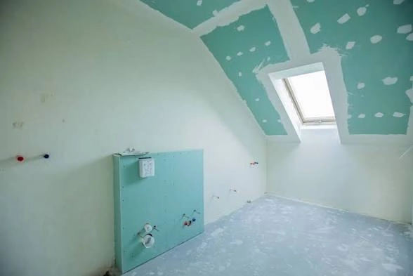 Poddasze w stanie deweloperskim domu z zabudową płyt G-K i przygotowaną instalacją sanitarną